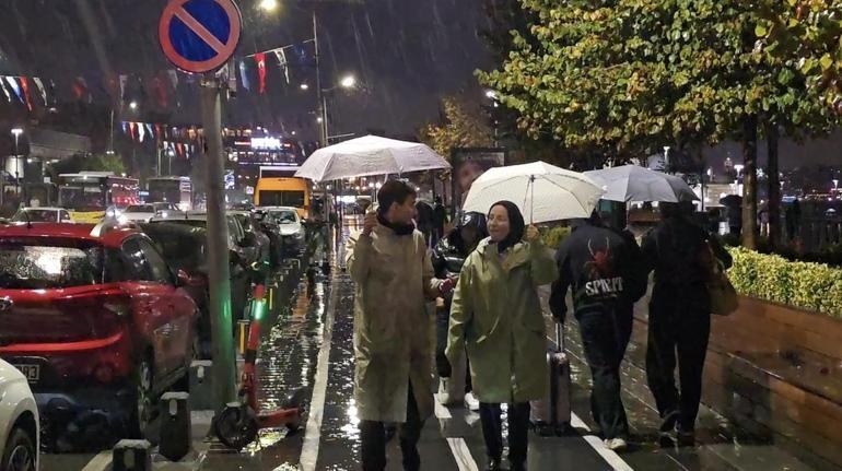 İstanbul’da sağanak nedeniyle Maltepe ve Üsküdarda caddeleri su bastı