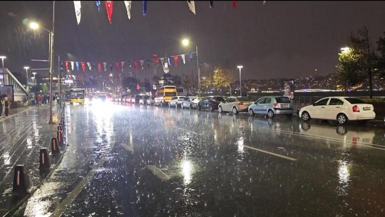 İstanbul’da sağanak nedeniyle Maltepe ve Üsküdarda caddeleri su bastı