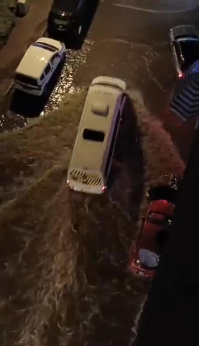İstanbul’da sağanak nedeniyle Maltepe ve Üsküdarda caddeleri su bastı