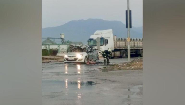 Işıklarda bekleyen otomobilin alev alev yanması kamerada