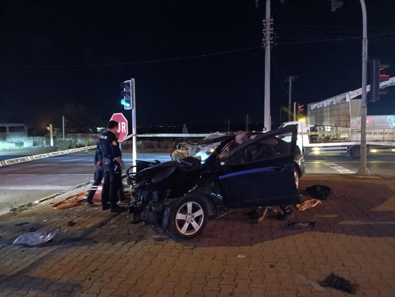 Manisada TIR ile otomobil çarpıştı: 1 ölü, 3 yaralı