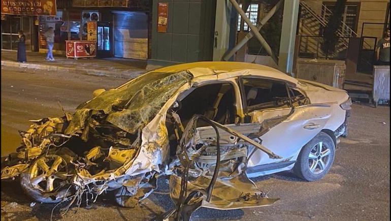 Otomobilin üst geçit merdivenlerine çarptığı kaza kamerada; 1 ölü