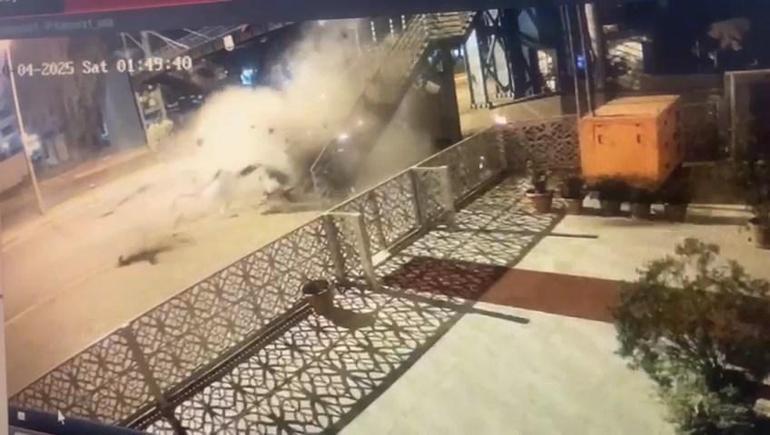 Otomobilin üst geçit merdivenlerine çarptığı kaza kamerada; 1 ölü