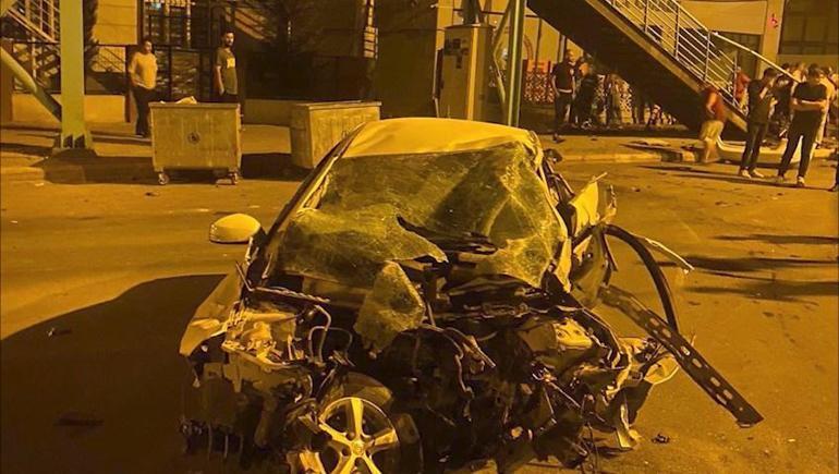 Otomobilin üst geçit merdivenlerine çarptığı kaza kamerada; 1 ölü