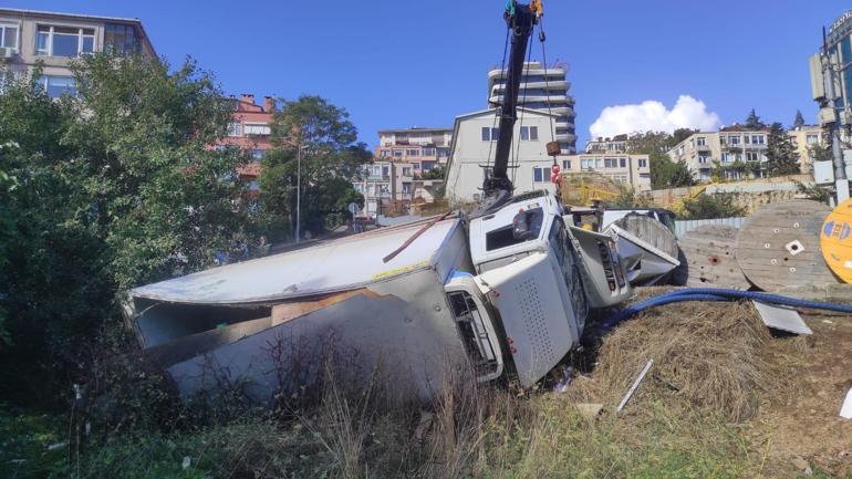 Beşiktaşta yokuştan kayan kamyon devrildi