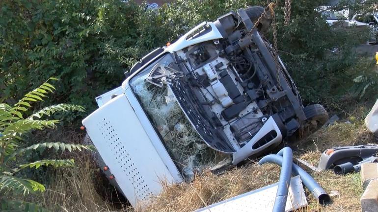 Beşiktaşta yokuştan kayan kamyon devrildi