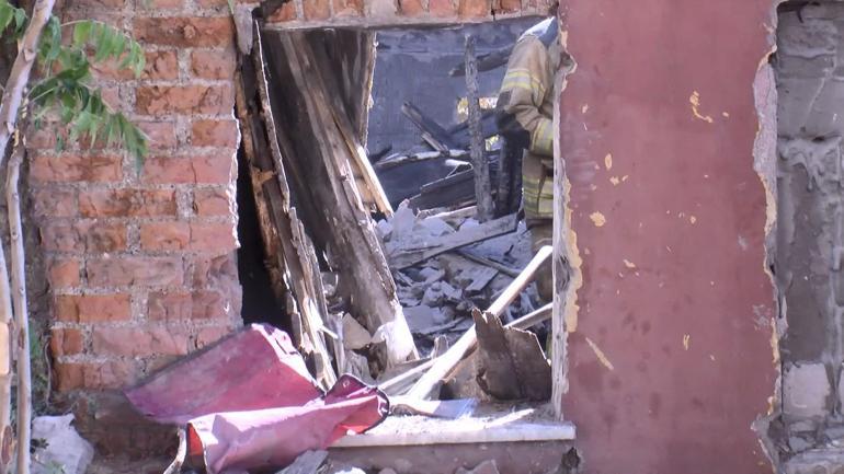 Fatihte 2 katlı metruk bina çöktü