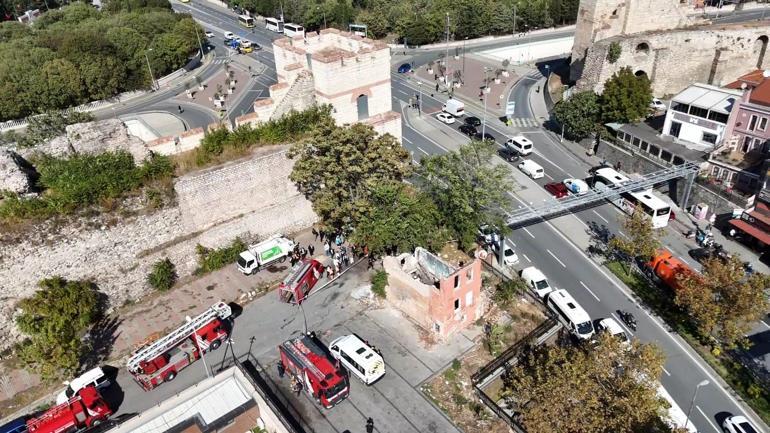 Fatihte 2 katlı metruk bina çöktü