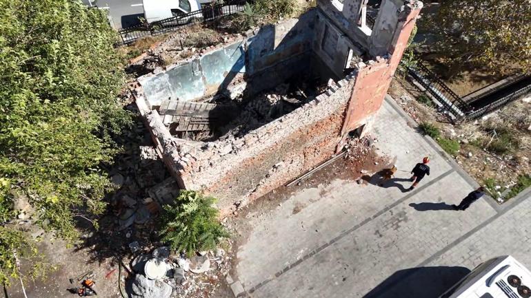 Fatihte 2 katlı metruk bina çöktü