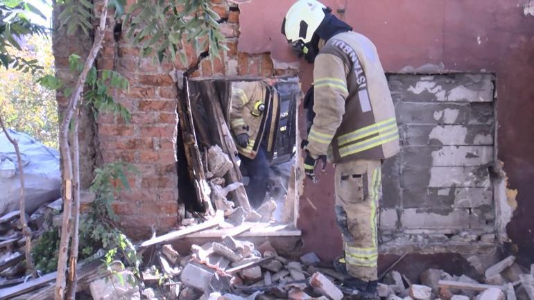 Fatihte 2 katlı metruk bina çöktü