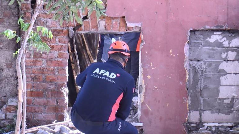 Fatihte 2 katlı metruk bina çöktü