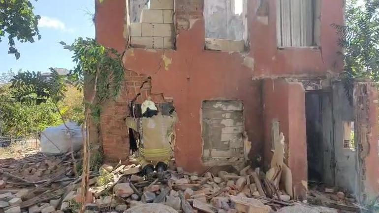 Fatihte 2 katlı metruk bina çöktü