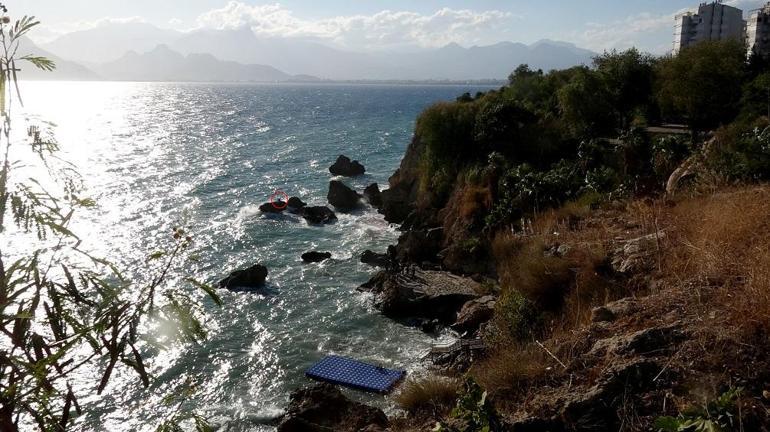 Kayalıkta mahsur kaldı, ekipleri beklemeden yüzerek kıyıya çıktı
