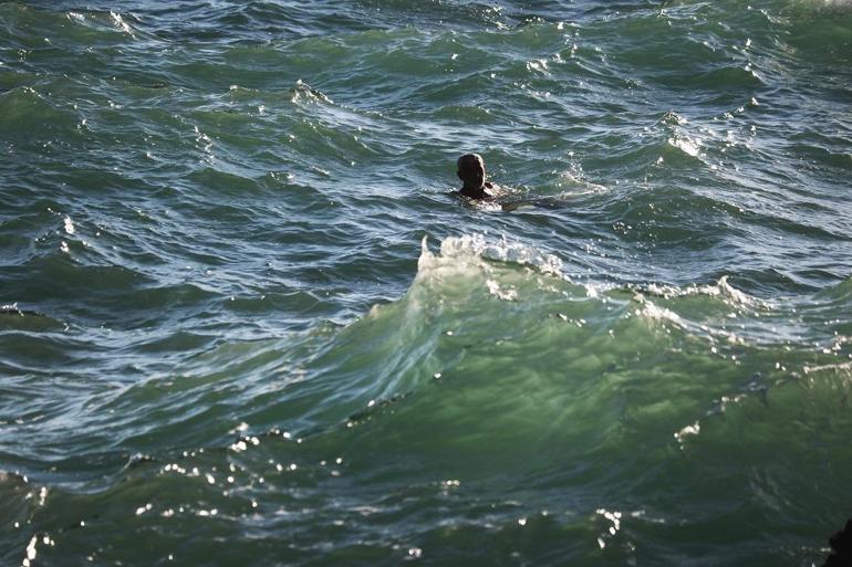 Kayalıkta mahsur kaldı, ekipleri beklemeden yüzerek kıyıya çıktı