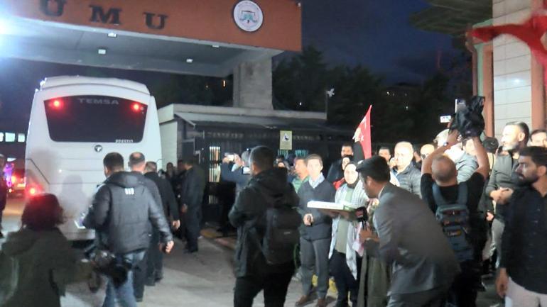 Küresel Sumud Filosu teknelerinde alıkonulan aktivistler sağlık kontrolü için Adli Tıp Kurumuna getirildi