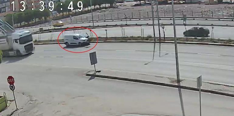 Maça yetişmek için üst geçidi kullanmayınca hafif ticari araç çarptı; kaza kamerada