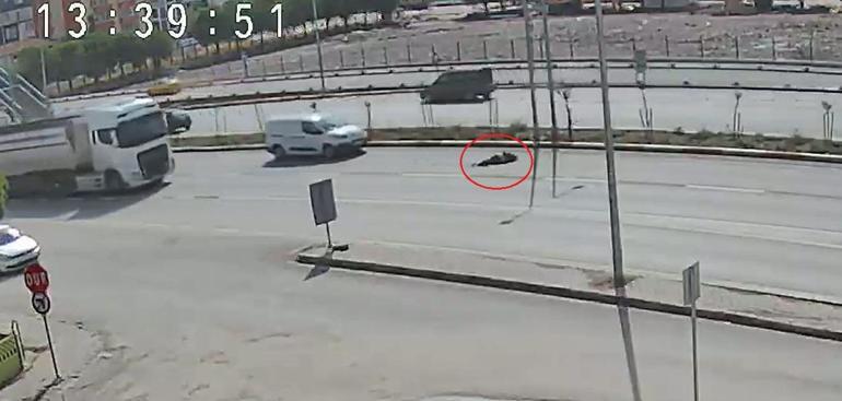 Maça yetişmek için üst geçidi kullanmayınca hafif ticari araç çarptı; kaza kamerada