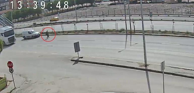 Maça yetişmek için üst geçidi kullanmayınca hafif ticari araç çarptı; kaza kamerada