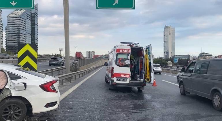Bağcılar TEM Otoyolu’nda 2 otomobil çarpıştı: 4 yaralı