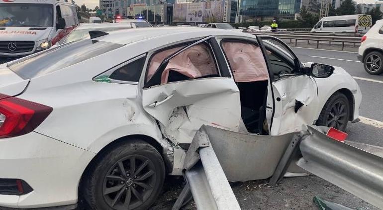 Bağcılar TEM Otoyolu’nda 2 otomobil çarpıştı: 4 yaralı