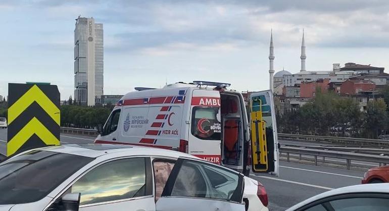 Bağcılar TEM Otoyolu’nda 2 otomobil çarpıştı: 4 yaralı