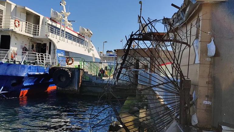 Sirkecide feribot iskeleye çarptı