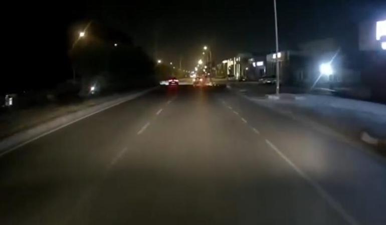 Trafikte sıkıştırılan otomobilin çarptığı motosikletin sürücüsü kurtarılamadı