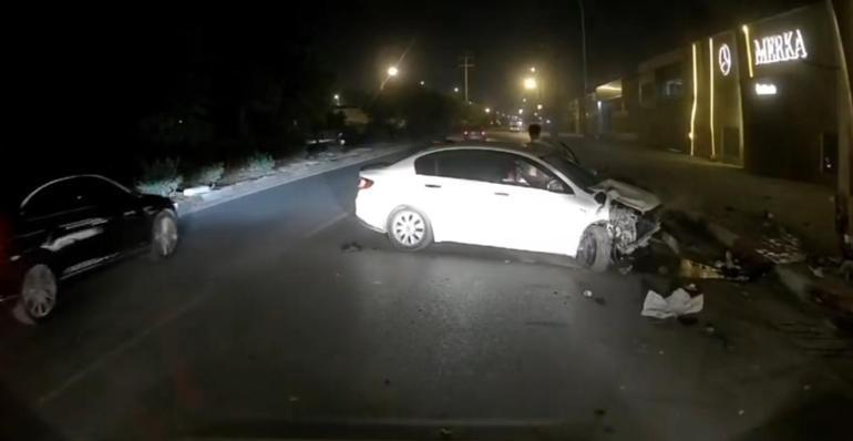 Trafikte sıkıştırılan otomobilin çarptığı motosikletin sürücüsü kurtarılamadı