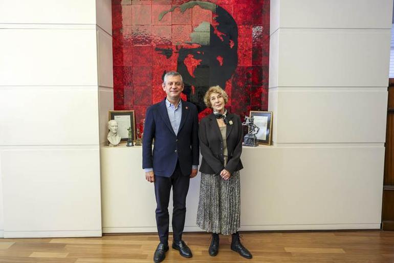 Özgür Özel, CHPye üye olan Ayşe Kuline rozet taktı