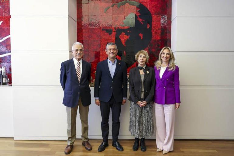 Özgür Özel, CHPye üye olan Ayşe Kuline rozet taktı