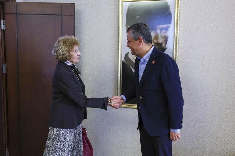 Özgür Özel, CHPye üye olan Ayşe Kuline rozet taktı