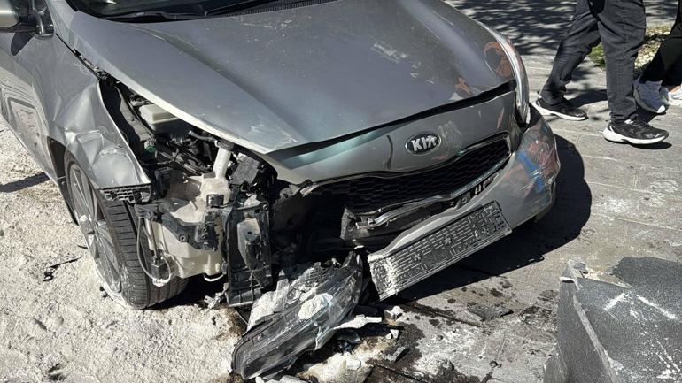 Kağıthanede otomobil motosikletlilere çarptı: 4 yaralı