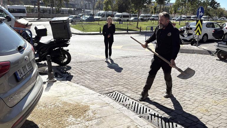 Kağıthanede otomobil motosikletlilere çarptı: 4 yaralı