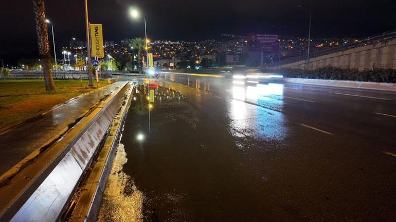 İzmirde sağanak yağış etkili oldu