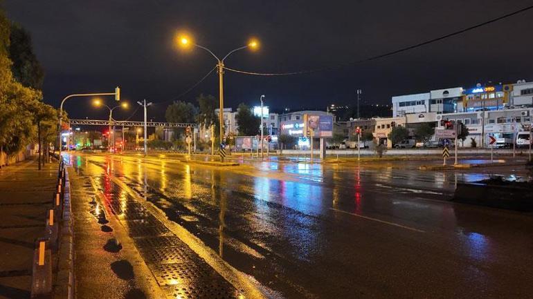 İzmirde sağanak yağış etkili oldu