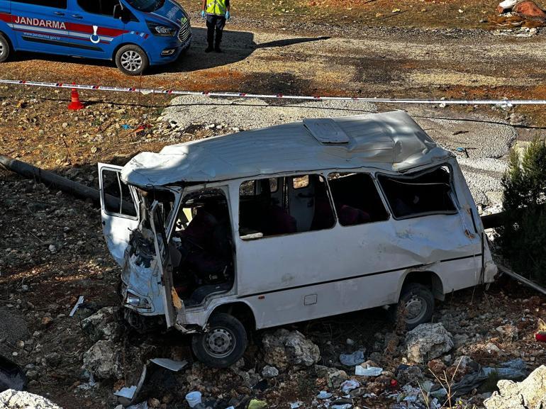 Tarım işçilerini taşıyan minibüs şarampole yuvarlandı: 5 ölü, 14 yaralı