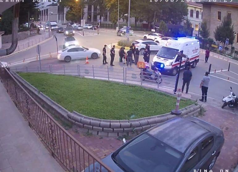 Otomobile çarpmamak için sürücüsünün ani fren yaptığı motosiklet devrildi; kaza kamerada