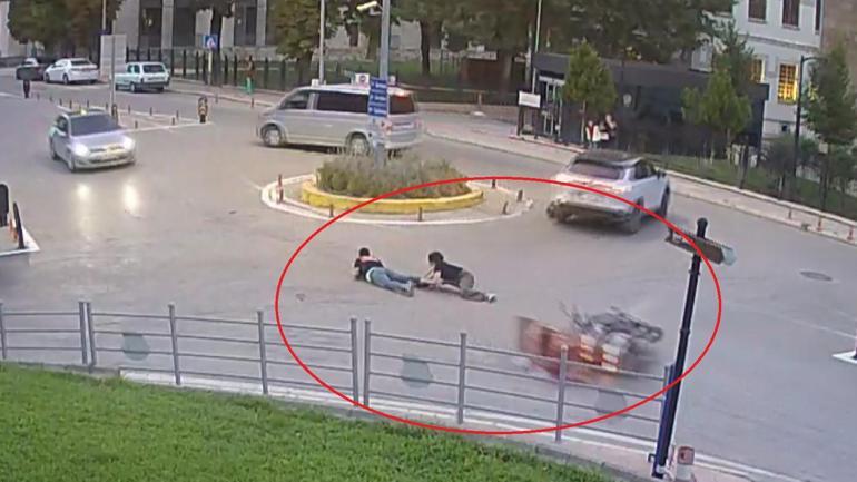Otomobile çarpmamak için sürücüsünün ani fren yaptığı motosiklet devrildi; kaza kamerada