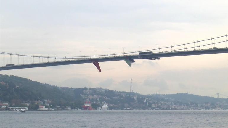 İstanbul Boğazındaki köprülere Filistine destek için bayrak asıldı