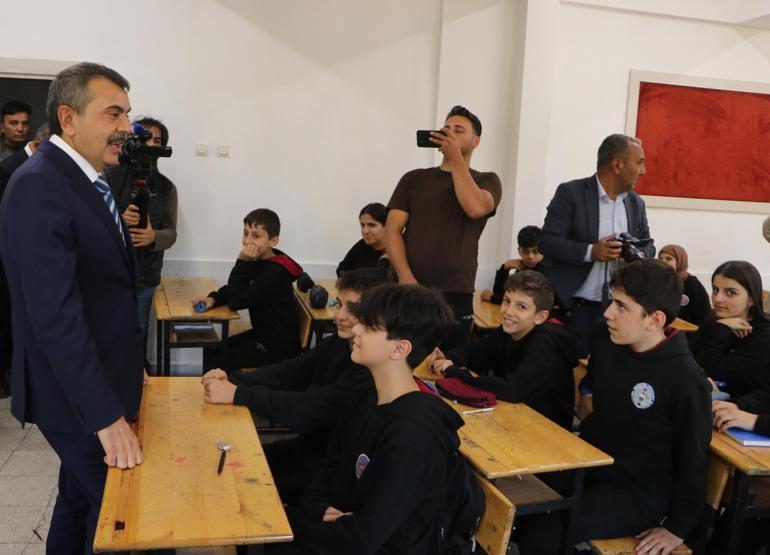 Bakan Tekin: Nerede olursa olsun zulüm altında inleyen bir insan varsa hep yanında olduk