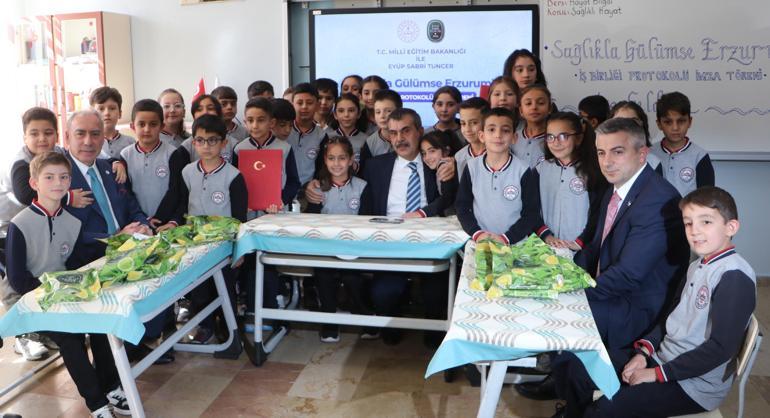 Bakan Tekin: Nerede olursa olsun zulüm altında inleyen bir insan varsa hep yanında olduk