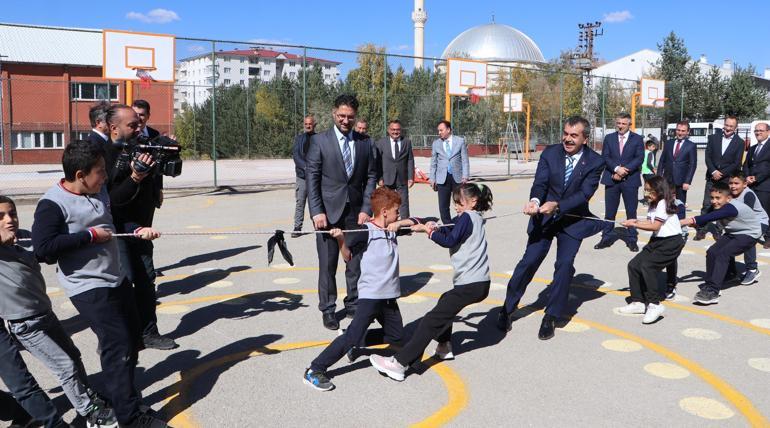 Bakan Tekin: Nerede olursa olsun zulüm altında inleyen bir insan varsa hep yanında olduk