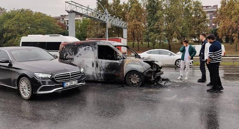 Bayrampaşa’da hafif ticari araç alev alev yandı