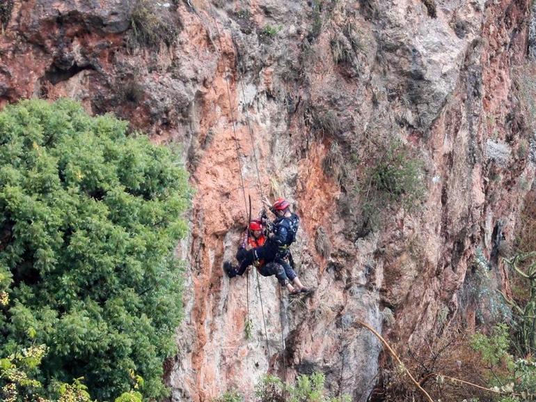Mahsur kaldığı falezlerden kurtarıldı, gazetecilere saldırdı