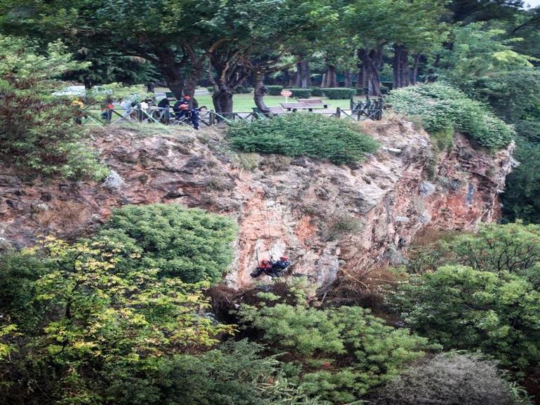 Mahsur kaldığı falezlerden kurtarıldı, gazetecilere saldırdı