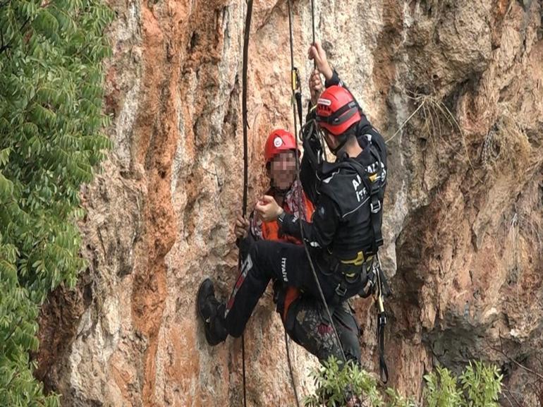 Mahsur kaldığı falezlerden kurtarıldı, gazetecilere saldırdı