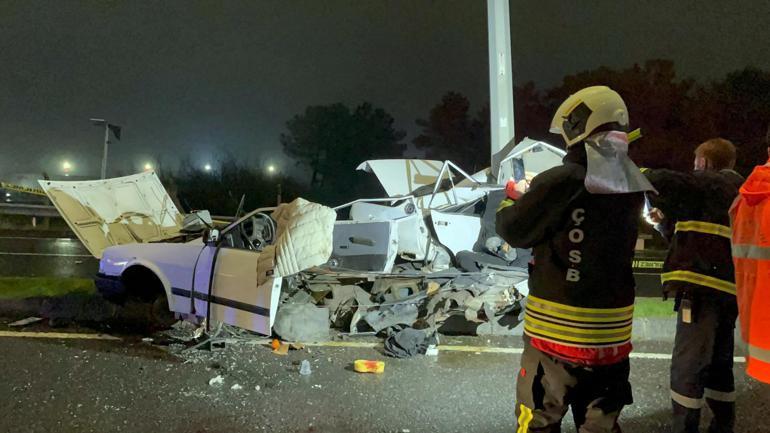 Aydınlatma direğine çarpan otomobil ikiye ayrıldı; sürücü yaralandı