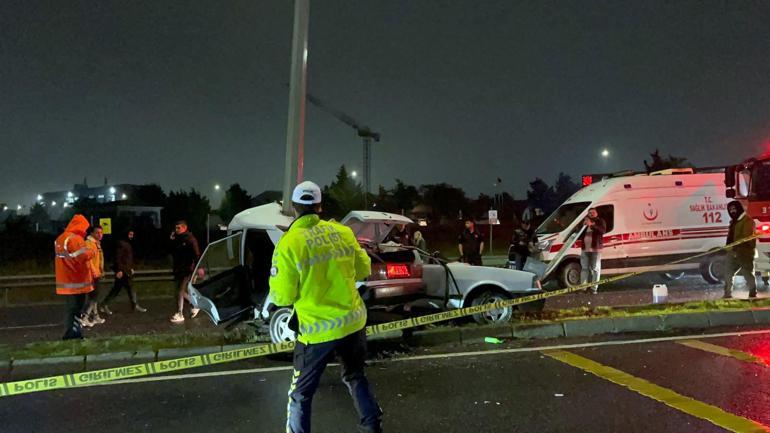 Aydınlatma direğine çarpan otomobil ikiye ayrıldı; sürücü yaralandı