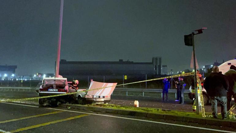 Aydınlatma direğine çarpan otomobil ikiye ayrıldı; sürücü yaralandı