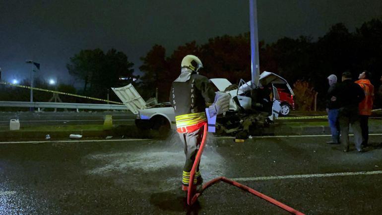Aydınlatma direğine çarpan otomobil ikiye ayrıldı; sürücü yaralandı